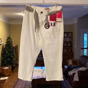 Lee Womens classic fit capri. White , size 8M